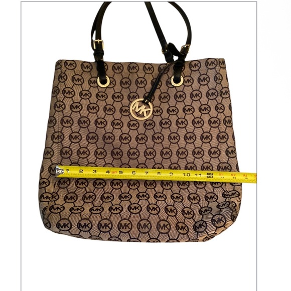 Michael Kors Jet Set North South Monogram Tote - Beige & Black - Picture 6 of 8